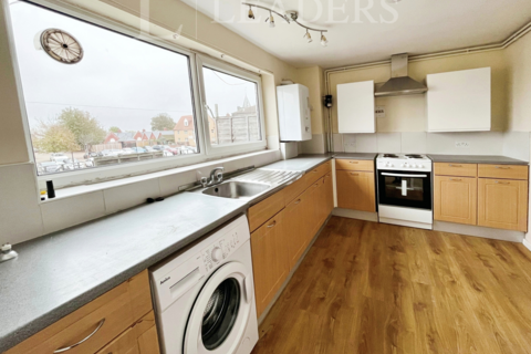 3 bedroom maisonette to rent, North Road, Great Clacton