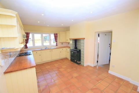 4 bedroom detached house to rent, Marsh Road, Aylesbury HP22