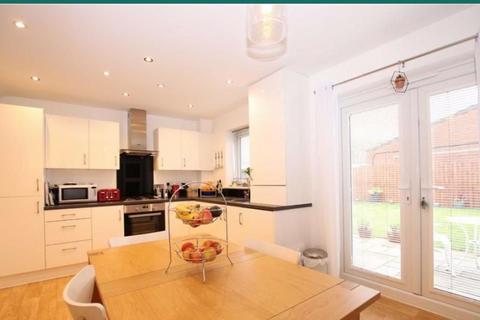 3 bedroom terraced house to rent, Meldrums Grove, Altrincham, WA14