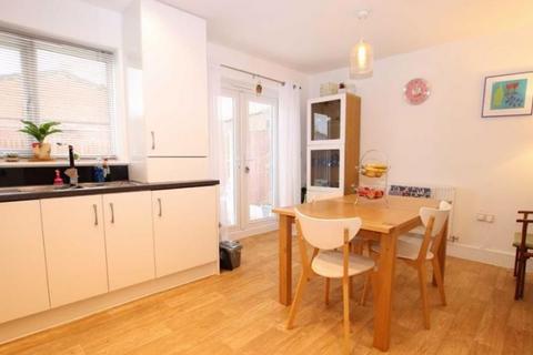 3 bedroom terraced house to rent, Meldrums Grove, Altrincham, WA14