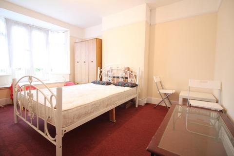 3 bedroom terraced house to rent, Kings Avenue, Greenford