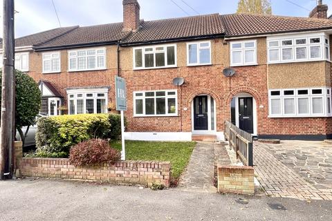 3 bedroom terraced house to rent, Romford RM3