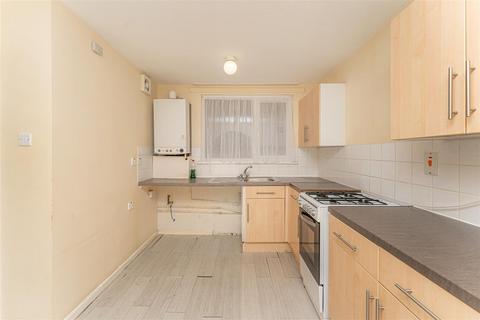 3 bedroom apartment for sale, Lytchet Way, Enfield (Chain Free)