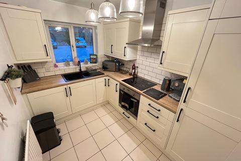 2 bedroom terraced house to rent, Kensington Court, Staffordshire ST4