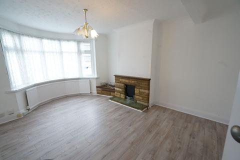 3 bedroom semi-detached house to rent, Heathview Road, Grays