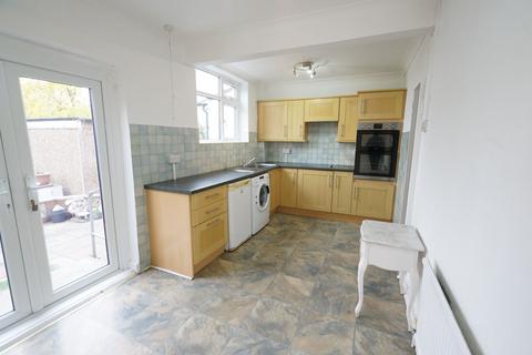 3 bedroom semi-detached house to rent, Heathview Road, Grays