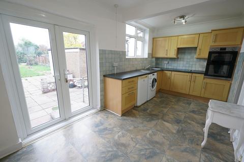 3 bedroom semi-detached house to rent, Heathview Road, Grays