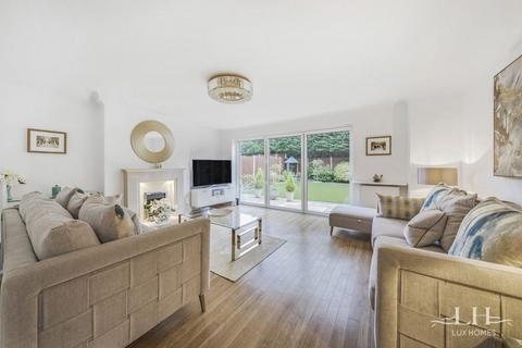 4 bedroom detached house for sale, Romney Chase, Hornchurch