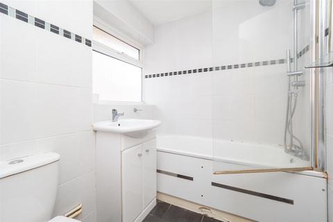 Flat 3, 40 Carshalton Grove, Sutton, SM1 4LZ