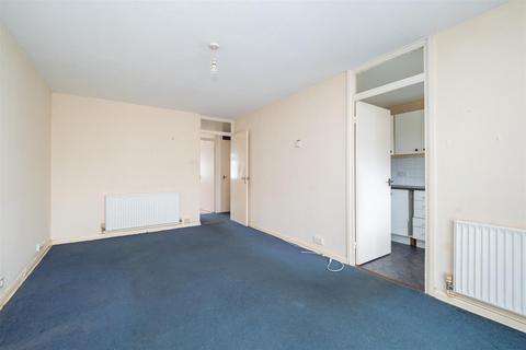 Flat 3, 40 Carshalton Grove, Sutton, SM1 4LZ