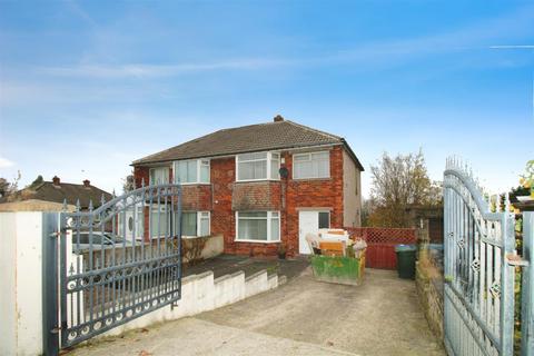 3 bedroom semi-detached house to rent, Mayo Avenue, Bradford BD5