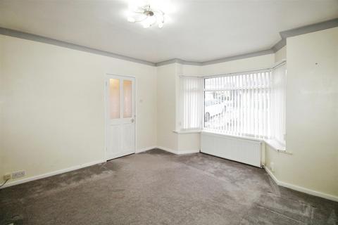 3 bedroom semi-detached house to rent, Mayo Avenue, Bradford BD5