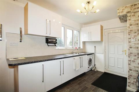 3 bedroom semi-detached house to rent, Mayo Avenue, Bradford BD5