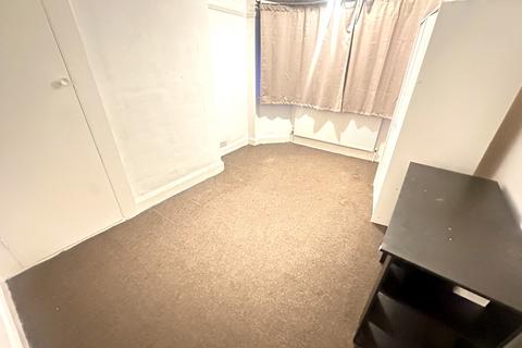 3 bedroom terraced house to rent, Derwent Road,  Southall, UB1