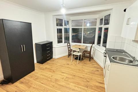 Studio to rent, Brentfield Gardens, London NW2