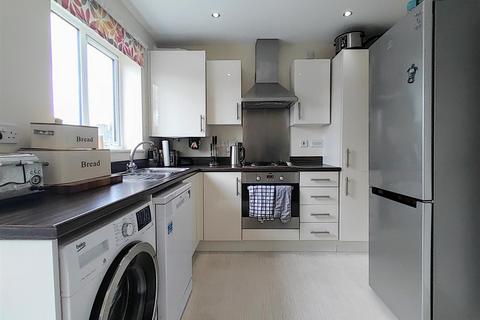 4 bedroom end of terrace house for sale, Woodsley Fold, Bradford BD13