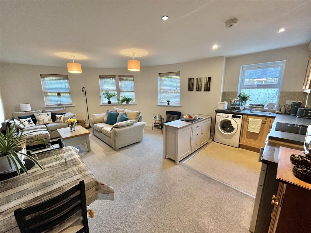 Open Plan Lounge & Kitchen