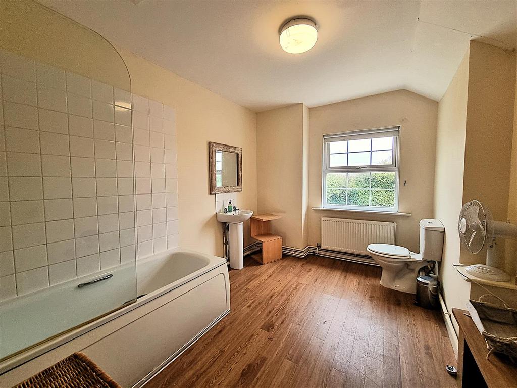 Cashmoor Inn - Bathroom.jpg