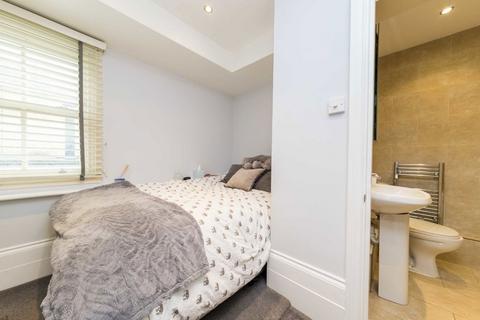 2 bedroom flat to rent, Fulham Road, London SW6