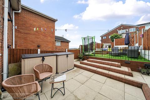 3 bedroom townhouse for sale, Arnside Close, Shaw, Oldham, Greater Manchester, OL2