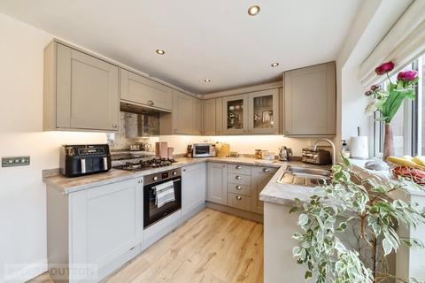 4 Arnside Close, Shaw, Oldham, OL2 8JR