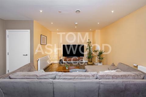 3 bedroom end of terrace house for sale, Rope Walk, Fresh Wharf, Barking, IG11