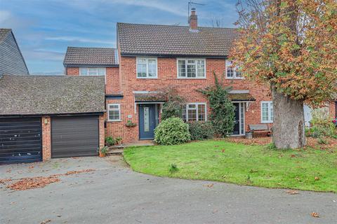 4 bedroom semi-detached house for sale, Claverton Close, Bovingdon, HP3