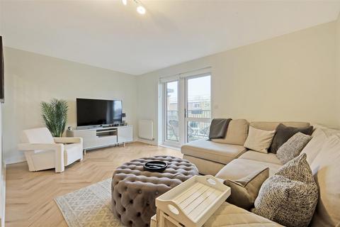 2 bedroom flat for sale, Shingly Place, North Chingford