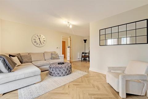 2 bedroom flat for sale, Shingly Place, North Chingford