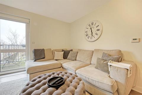 2 bedroom flat for sale, Shingly Place, North Chingford