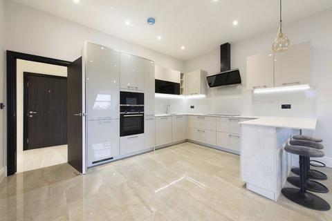 3 bedroom flat to rent, Rowantree Road, Enfield EN2