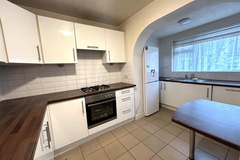 3 bedroom terraced house to rent, Bramcote, Surrey GU15