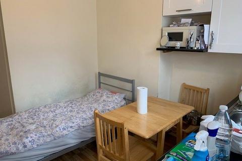 Studio to rent, Station Road, Harrow HA1