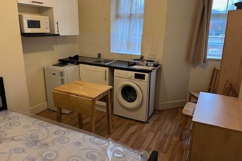 Studio to rent, Station Road, Harrow HA1