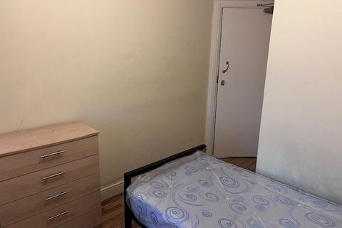 Studio to rent, Station Road, Harrow HA1