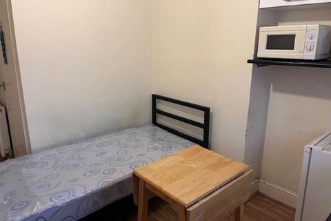 Studio to rent, Station Road, Harrow HA1