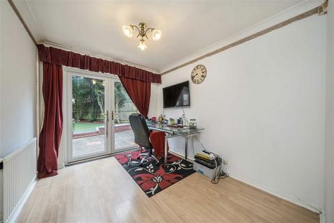 16 Gables Close, London, SE12 0UD