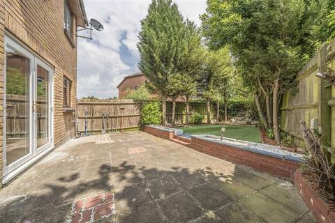 16 Gables Close, London, SE12 0UD