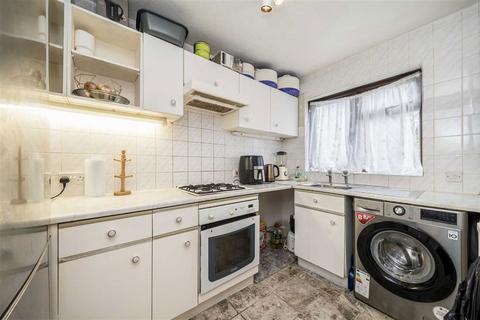 16 Gables Close, London, SE12 0UD