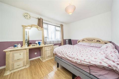 16 Gables Close, London, SE12 0UD