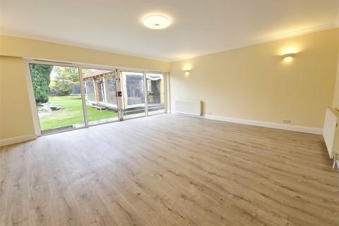 4 bedroom detached house to rent, Mill Park Avenue, Hornchurch, RM12