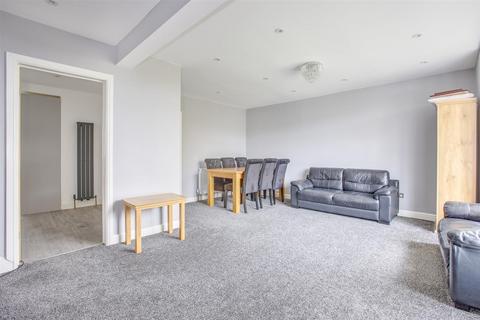 35 Dean Close, High Wycombe, HP12 3NS