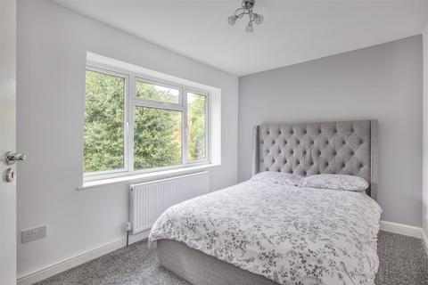 35 Dean Close, High Wycombe, HP12 3NS