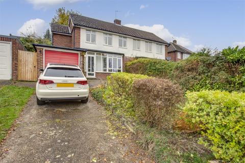 35 Dean Close, High Wycombe, HP12 3NS