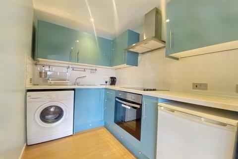 Studio to rent, Amberley Way, Uxbridge, Middlesex