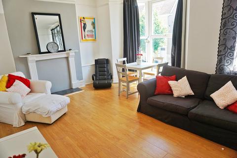 2 bedroom flat to rent, Gwydr Crescent, Uplands,