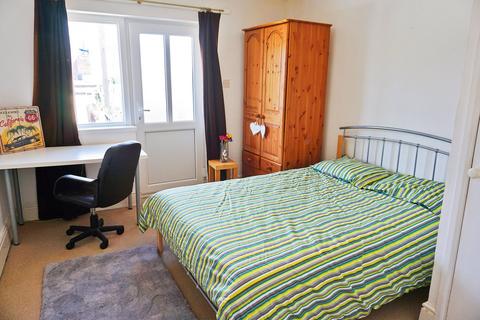 2 bedroom flat to rent, Gwydr Crescent, Uplands,