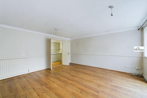 2 bedroom ground floor flat for sale, High Road, London