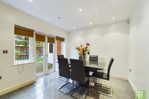 4 bedroom end of terrace house to rent, Parkside Road, Reading, Berkshire, RG30