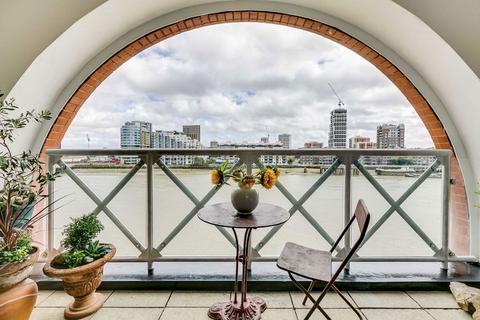 2 bedroom flat to rent, William Morris Way, London SW6